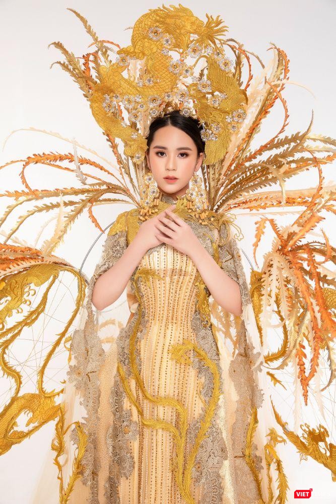 Bộ quốc phục với kỹ thuật kết hạt thủ công tạo nên từ những hạt pha lê