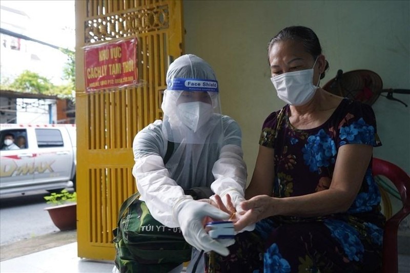 Bác sĩ tại Trạm y tế lưu động đến tận nhà F0. Ảnh: Anh Tú