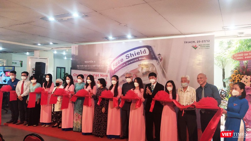 Cắt băng khai mạc triển lãm ảnh Nguyễn Á tại Nhà văn hoá Thanh Niên. Ảnh: Hoà Bình Cắt băng khai mạc triển lãm ảnh Nguyễn Á tại Nhà văn hoá Thanh Niên. Ảnh: Hoà Bình