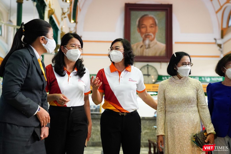 Đại biểu, khách mời tham quan Bưu điện Thành phố Hồ Chí Minh