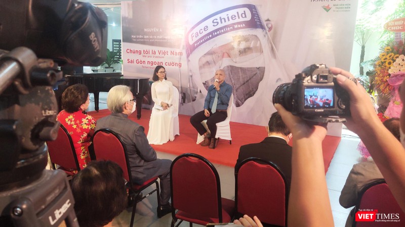 Nhiếp ảnh gia Nguyễn Á trong ngày ra mắt sách. Ảnh: Hoà Bình Nhiếp ảnh gia Nguyễn Á trong ngày ra mắt sách. Ảnh: Hoà Bình