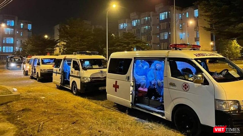 Những đoàn xe cấp cứu chở F0 xuyên đêm đi nhập viện - Ảnh: HCDC Những đoàn xe cấp cứu chở F0 xuyên đêm đi nhập viện - Ảnh: HCDC