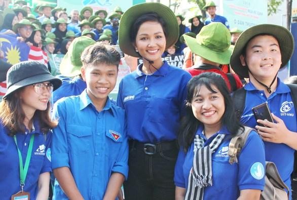 Công dân trẻ tiêu biểu TP.HCM 2021 - Hoa hậu H'Hen Niê - đại sứ chiến dịch tình nguyện Mùa hè xanh TP.HCM nhiều năm qua Công dân trẻ tiêu biểu TP.HCM 2021 - Hoa hậu H'Hen Niê - đại sứ chiến dịch tình nguyện Mùa hè xanh TP.HCM nhiều năm qua