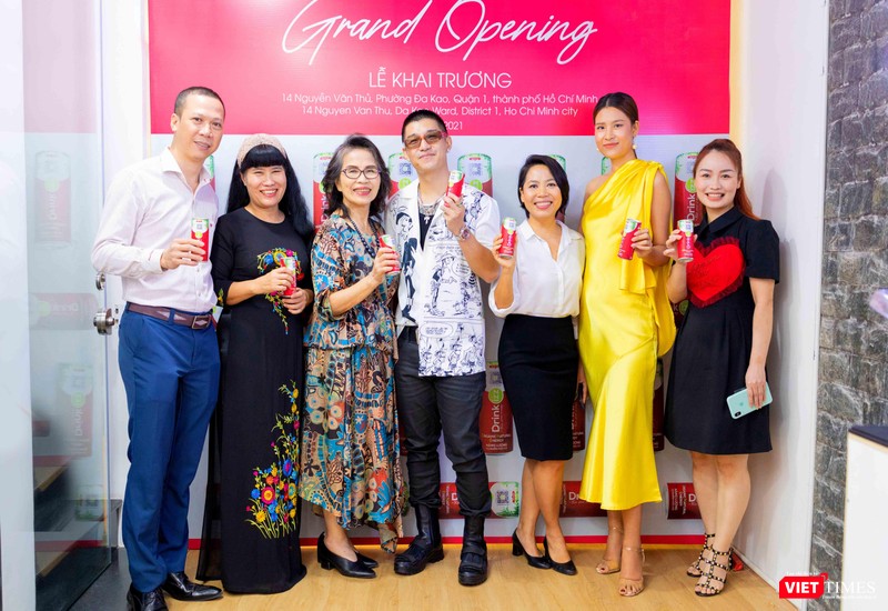 Từ trái qua: ông Đỗ Văn Long, bà Nguyễn Thị Thu Liên, bà Nguyễn Thị Hồng Minh - Chủ tịch Hiệp hội Thực phẩm Minh bạch cùng các khách mời khác chụp ảnh lưu niệm với CEO Drinkizz Từ trái qua: ông Đỗ Văn Long, bà Nguyễn Thị Thu Liên, bà Nguyễn Thị Hồng Minh - Chủ tịch Hiệp hội Thực phẩm Minh bạch cùng các khách mời khác chụp ảnh lưu niệm với CEO Drinkizz