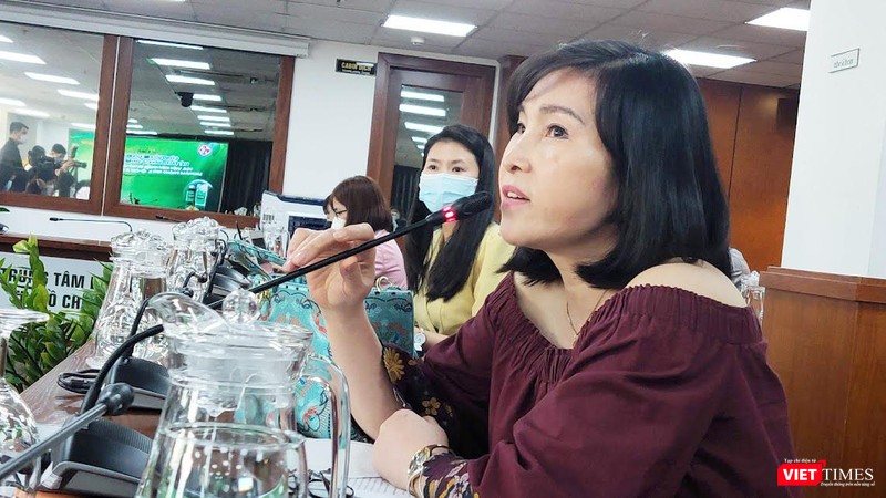 Nhà báo Nghiêm Lan (phóng viên báo Thanh tra) - một F0 - cho biết chị đã nhận kết quả âm tính sau 4 ngày sử dụng sản phẩm tự điều trị, các triệu chứng rát họng, ho giảm rõ rệt trong ngày đầu sử dụng - Ảnh: Hoà Bình