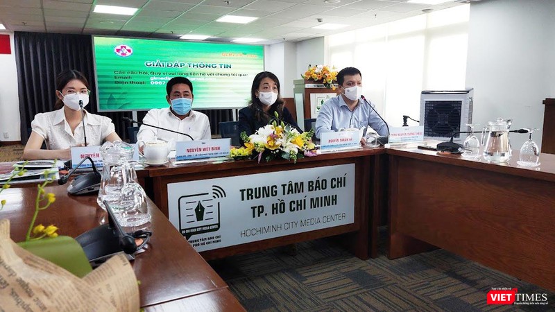 Từ phải qua: Dược sĩ Phan Nguyễn Trường Thắng, TS Nguyễn Thị Thanh Hà - Phó Viện trưởng Viện Kiểm nghiệm thuốc TP.HCM, ông Nguyễn Việt Bình - Giám đốc Công ty CP Dược phẩm Gia Lai - Ảnh: Hoà Bình