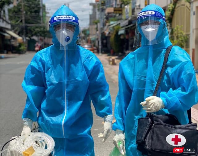 Nhân viên y tế mang thuốc và máy móc thiết bị đến chăm sóc F0 tại cộng đồng. Ảnh: HCDC Nhân viên y tế mang thuốc và máy móc thiết bị đến chăm sóc F0 tại cộng đồng. Ảnh: HCDC