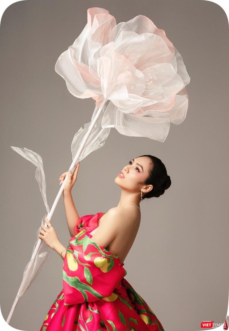 Đoá xuân thì tươi nở dưới ánh xuân hồng