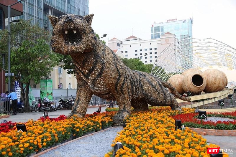 Linh vật hổ chính ở giữa Đường hoa Nguyễn Huệ cao 3,5m, dài 8m, trọng lượng gần 2 tấn