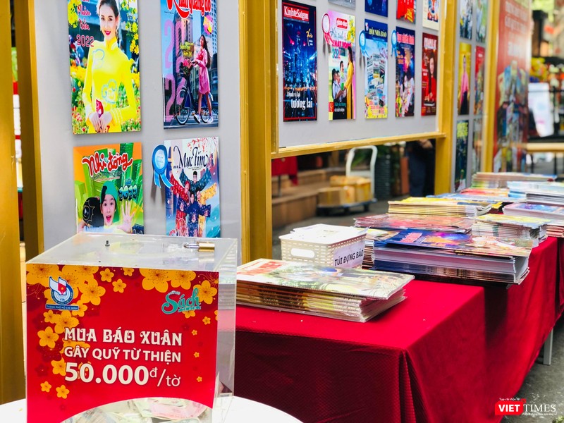 Tổng số tiền bán báo thu được là 32.877.000 đồng