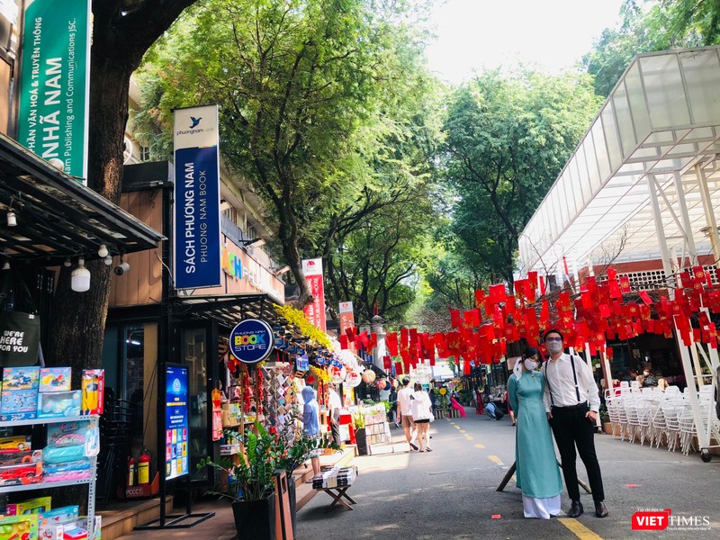 Người dân TP.HCM đón xuân Nhâm Dần trên Đường sách