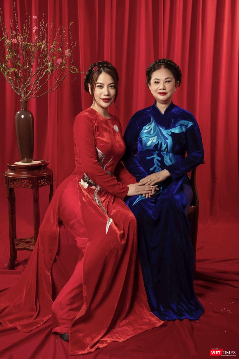 Mẹ Trương Ngọc Ánh trước đây là một hoa khôi, cho đến giờ bà vẫn giữ những nét đẹp cổ điển của phụ nữ Hà thành