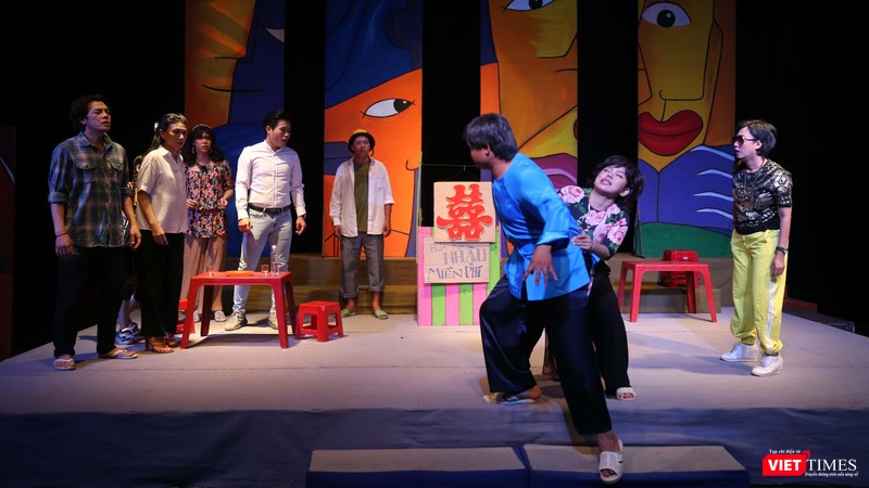 Vở diễn mang đến những tiếng cười thoải mái cho khán giả bằng phương pháp dàn dựng náo kịch Vở diễn mang đến những tiếng cười thoải mái cho khán giả bằng phương pháp dàn dựng náo kịch