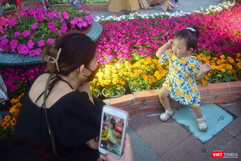 Nhiều em bé được check-in thăm Đường hoa Tết nguyên đán Nhâm Dần Nhiều em bé được check-in thăm Đường hoa Tết nguyên đán Nhâm Dần