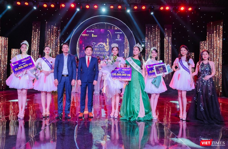 TS. Đồng Xuân Thụ, Tổng biên tập Tạp chí Môi trường và Đô thị VN - Trưởng Ban Tổ chức; ông Nguyễn Trường Sơn - Chủ tịch Hiệp hội QC VN; bà Nguyễn Như Quỳnh - Giám đốc Công ty Q-Talent - Phó Trưởng Ban Tổ chức và đương kim Miss Teen International 2021 Vũ Huyền Diệu chụp ảnh lưu niệm cùng Miss Teen International Việt Nam 2021 Ngô Ngọc Gia Hân TS. Đồng Xuân Thụ, Tổng biên tập Tạp chí Môi trường và Đô thị VN - Trưởng Ban Tổ chức; ông Nguyễn Trường Sơn - Chủ tịch Hiệp hội QC VN; bà Nguyễn Như Quỳnh - Giám đốc Công ty Q-Talent - Phó Trưởng Ban Tổ chức và đương kim Miss Teen International 2021 Vũ Huyền Diệu chụp ảnh lưu niệm cùng Miss Teen International Việt Nam 2021 Ngô Ngọc Gia Hân