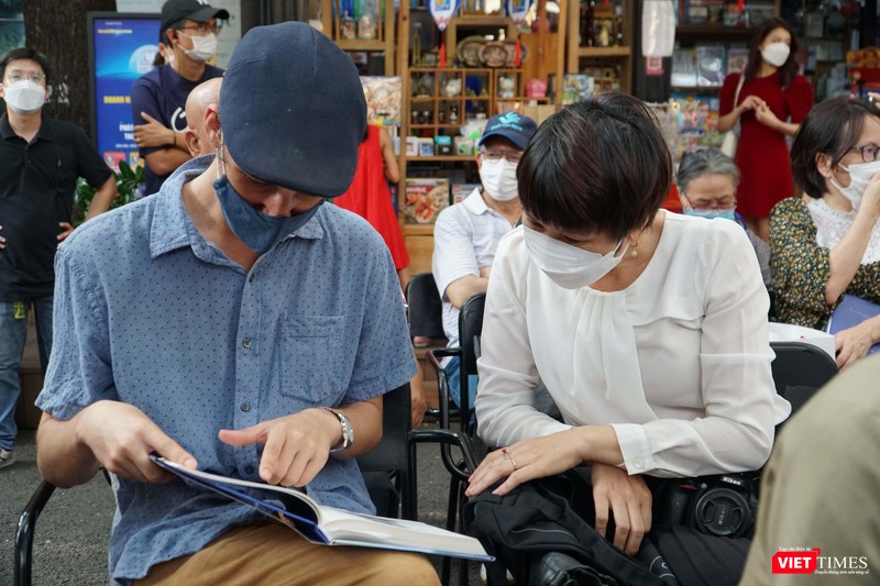 Nhà thơ người Mỹ Paul Christiansen rất quan tâm đón đọc cuốn sách của thi sĩ Hoàng Cầm ngay tại buổi giới thiệu trên Đường sách TP.HCM Nhà thơ người Mỹ Paul Christiansen rất quan tâm đón đọc cuốn sách của thi sĩ Hoàng Cầm ngay tại buổi giới thiệu trên Đường sách TP.HCM