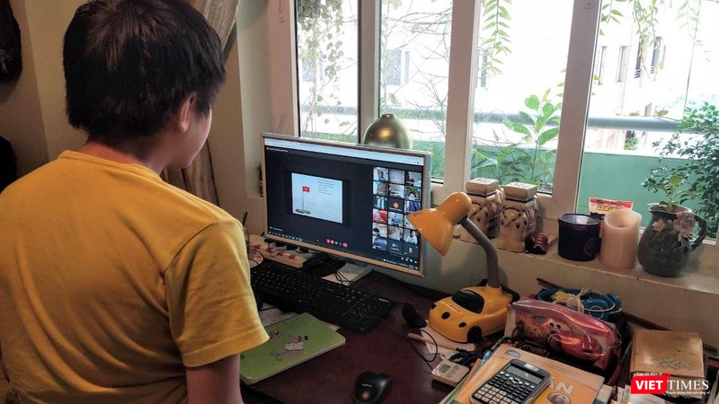 Chào cờ online học trực tuyến đã được thay thế bằng những buổi tập trung dưới cờ tại trường. Ảnh: Hoà Bình Chào cờ online học trực tuyến đã được thay thế bằng những buổi tập trung dưới cờ tại trường. Ảnh: Hoà Bình