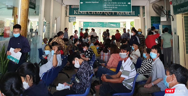 Hiện tại, ở nhiều trung tâm y tế và bệnh viện, người dân TP.HCM phải xếp hàng chờ đợi rất lâu để xét nghiệm COVID-19. Ảnh: Bích Ngân Hiện tại, ở nhiều trung tâm y tế và bệnh viện, người dân TP.HCM phải xếp hàng chờ đợi rất lâu để xét nghiệm COVID-19. Ảnh: Bích Ngân