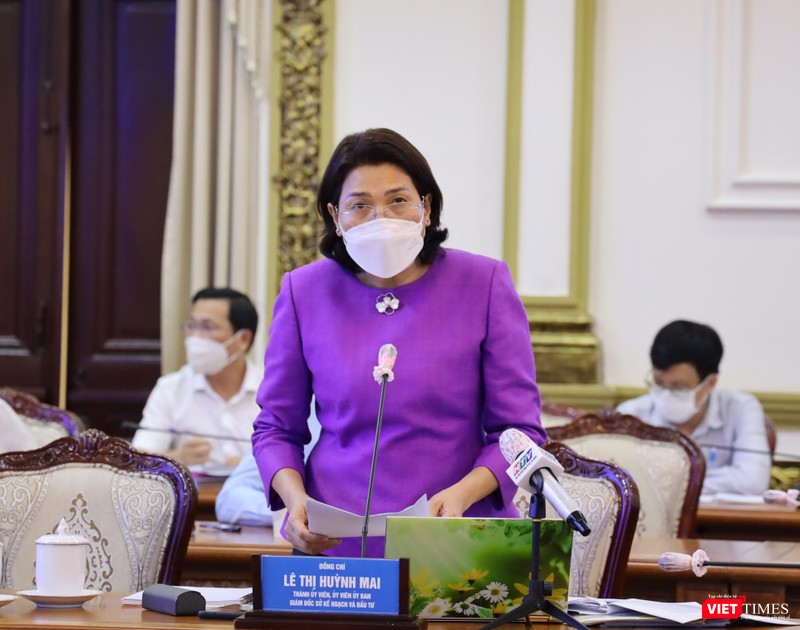 Giám đốc Sở Kế hoạch và Đầu tư Lê Thị Huỳnh Mai báo cáo về tình hình KT-XH, QP-AN TP trong 2 tháng đầu năm 2022. Ảnh: Linh Nhi Giám đốc Sở Kế hoạch và Đầu tư Lê Thị Huỳnh Mai báo cáo về tình hình KT-XH, QP-AN TP trong 2 tháng đầu năm 2022. Ảnh: Linh Nhi