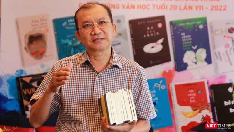 Ông Dương Thành Truyền – Nguyên Trưởng ban tổ chức Giải thưởng Văn học tuổi 20 cầm 12 cuốn sách trên tay, xúc động nhận định về cuộc thi năm nay Ông Dương Thành Truyền – Nguyên Trưởng ban tổ chức Giải thưởng Văn học tuổi 20 cầm 12 cuốn sách trên tay, xúc động nhận định về cuộc thi năm nay