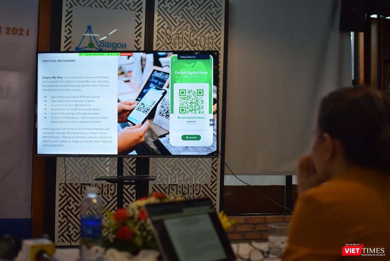 Một đơn vị lữ hành giới thiệu App Saigon My Way như hướng dẫn viên du lịch online. Ảnh: Hòa Bình Một đơn vị lữ hành giới thiệu App Saigon My Way như hướng dẫn viên du lịch online. Ảnh: Hòa Bình