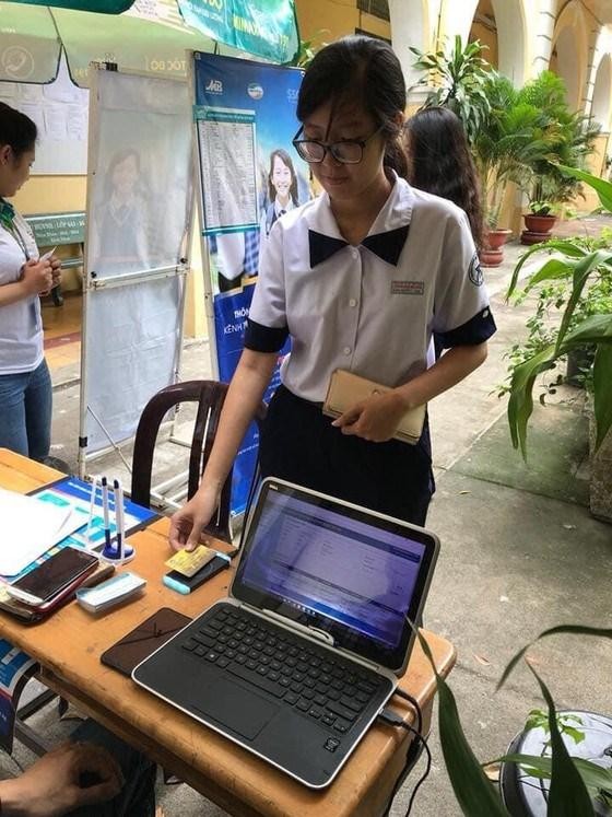 Học sinh Trường THCS Lý Thánh Tông (quận 8, TP.HCM) sử dụng thẻ học đường thông minh