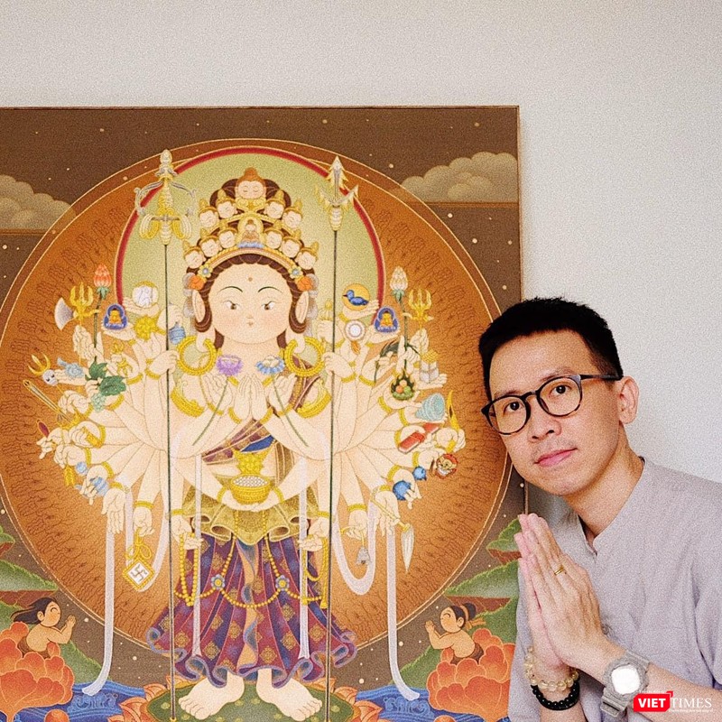 Họa sĩ Võ Quang Huy bên tác phẩm