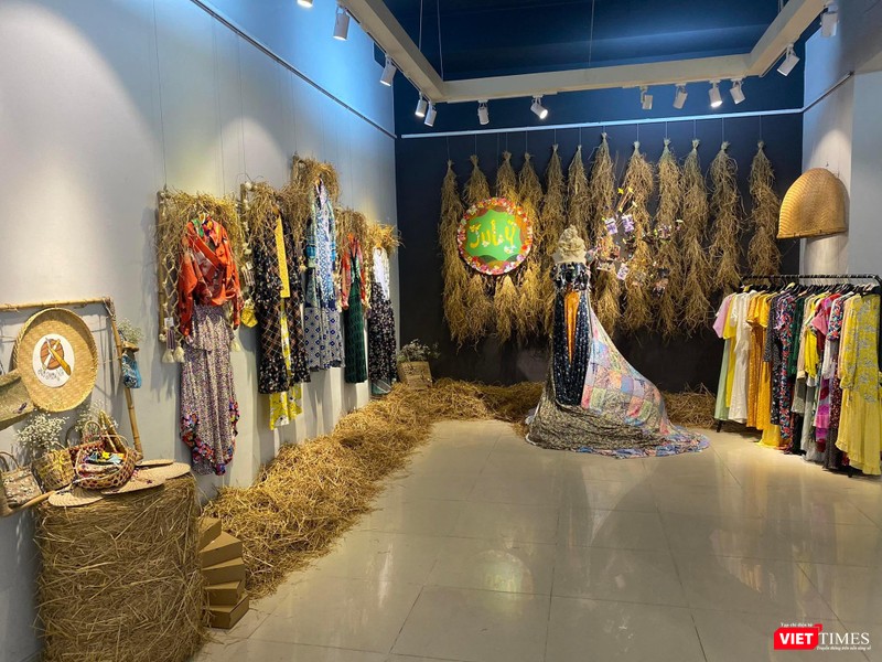 Sắp đặt thời trang của July Dương tại triển lãm &quot;Gió&quot;