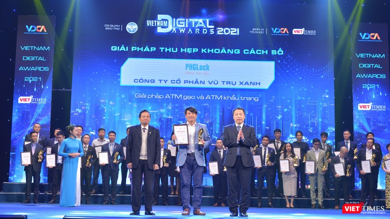 Ông Hoàng Tuấn Anh tại Lễ trao giải thưởng Chuyển đổi số năm 2021, được vinh danh ở hạng mục Giải pháp thu hẹp khoảng cách số