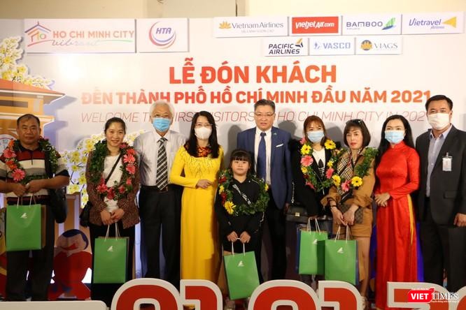 Bà Nguyễn Thị Ánh Hoa (áo dài màu vàng) tại Lễ đón khách quốc tế đến TP.HCM trong ngày đầu năm