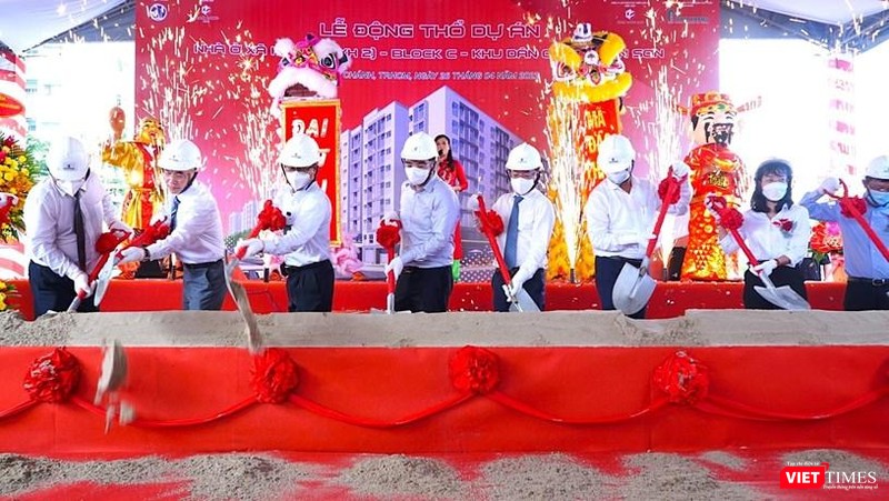 Các đại biểu thực hiện nghi thức động thổ khởi công dự án nhà ở xã hội Bình Chánh