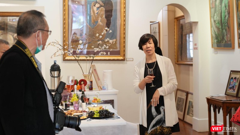 Nhà sưu tập Dung Thiều tại triển lãm Tranh Phạm Lực tại Canada