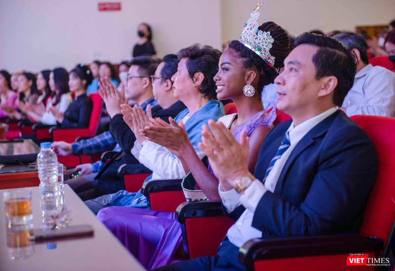 Chủ đề “Những đoá hoa nắng mai” lan toả sự ấm áp và năng lượng tích cực đến mọi người Chủ đề “Những đoá hoa nắng mai” lan toả sự ấm áp và năng lượng tích cực đến mọi người