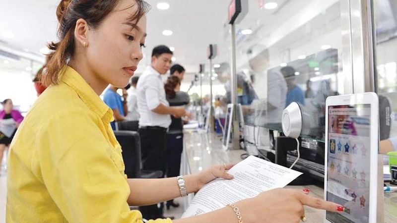 Ứng dụng công nghệ thông tin vào giải quyết thủ tục hành chính tạo nhiều thuận lợi cho người dân. Ảnh: SGGP Ứng dụng công nghệ thông tin vào giải quyết thủ tục hành chính tạo nhiều thuận lợi cho người dân. Ảnh: SGGP