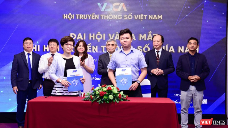 Trước sự chứng kiến của lãnh đạo Hội Truyền thông số, các doanh nghiệp ký kết hợp tác phát triển kinh tế số tại Lễ ra mắt Chi hội miền Nam. Ảnh: Hòa Bình