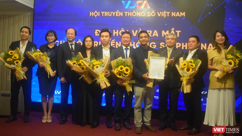 Ông Nguyễn Minh Hồng – Chủ tịch Hội Truyền thông số Việt Nam trao Quyết định thành lập và công nhận Ban chấp hành Chi hội miền Nam. Ảnh: Hòa Bình 