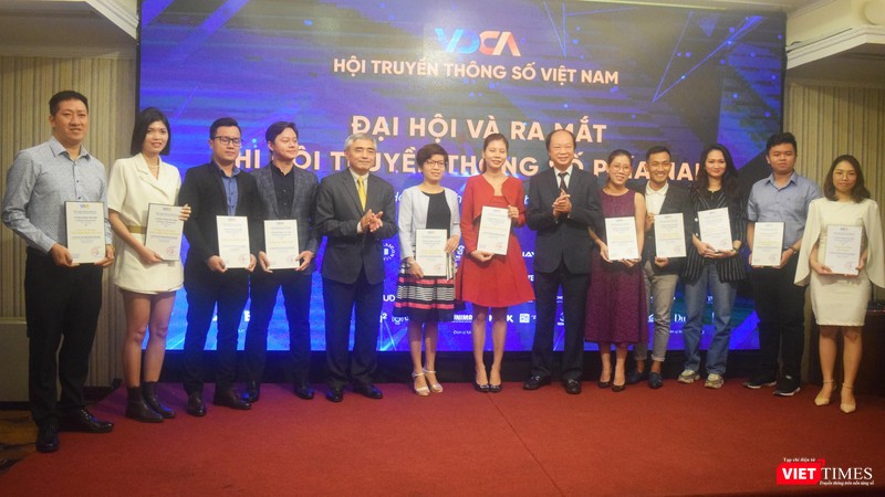 Hội viên mới vui mừng tham dự Đại hội Chi hội miền Nam. Ảnh: Hòa Bình Hội viên mới vui mừng tham dự Đại hội Chi hội miền Nam. Ảnh: Hòa Bình