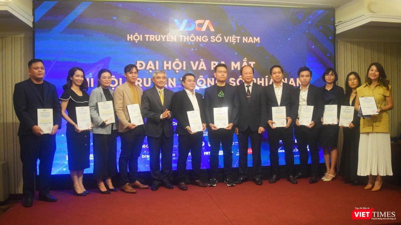 Lãnh đạo Hội Truyền thông số trao chứng nhận cho các hội viên mới Lãnh đạo Hội Truyền thông số trao chứng nhận cho các hội viên mới