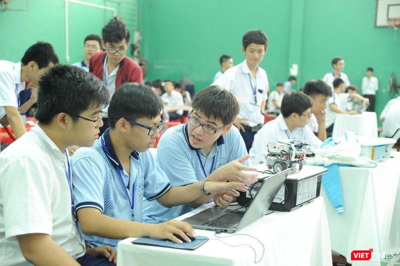 CLB Robot trường chuyên Lê Hồng Phong hoạt động sôi nổi CLB Robot trường chuyên Lê Hồng Phong hoạt động sôi nổi
