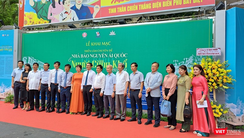 Khai mạc Triển lãm "Nhà báo Nguyễn Ái Quốc và 100 năm Báo Người cùng khổ". Ảnh: Hòa Bình Khai mạc Triển lãm "Nhà báo Nguyễn Ái Quốc và 100 năm Báo Người cùng khổ". Ảnh: Hòa Bình