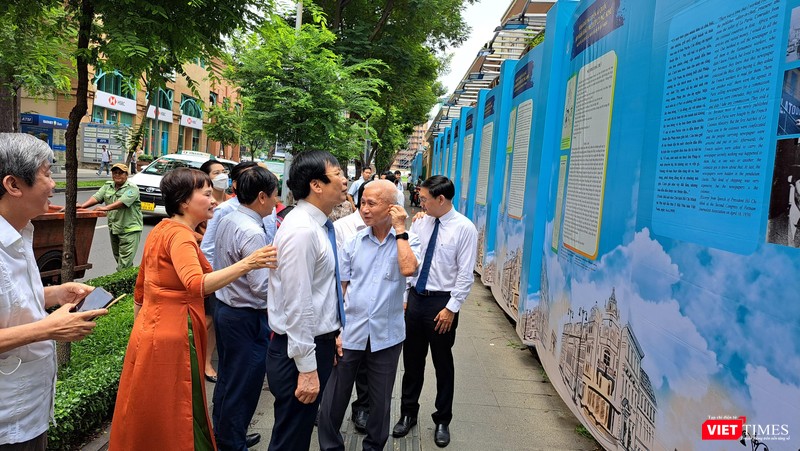 Thăm quan triển lãm trên đường Đồng Khởi Thăm quan triển lãm trên đường Đồng Khởi