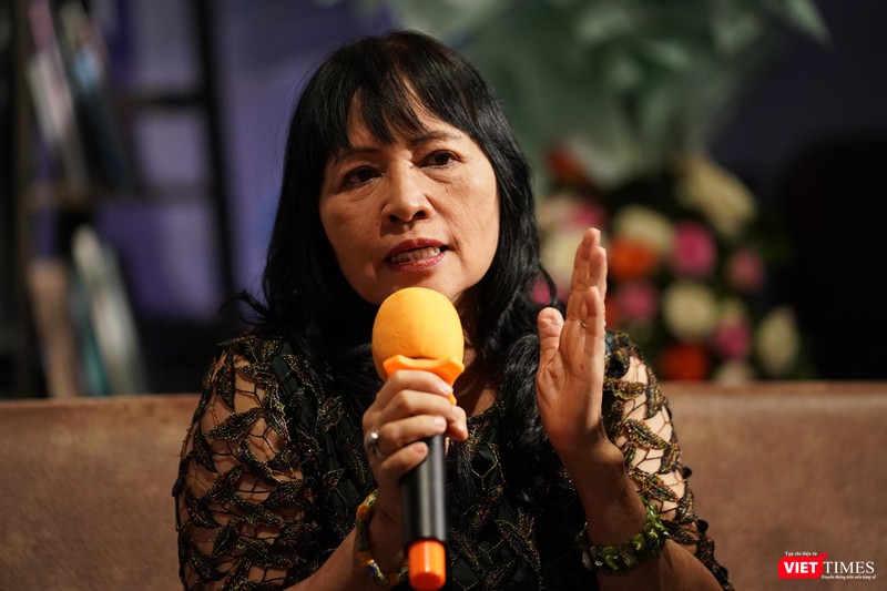 Tham gia tọa đàm, Tiến sĩ Mã Thanh Cao - Nguyên Giám đốc Bảo tàng Mỹ thuật TP.HCM cảm ơn họa sĩ Trần Ngọc Hưng đã mang tranh từ Hà Nội vào triển lãm tại phương Nam