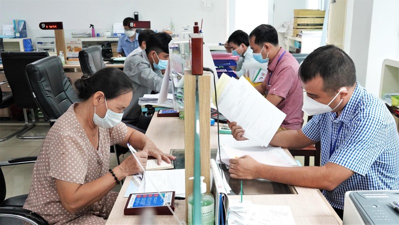 TP.HCM đang có số lượng công chức, viên chức nhiều hơn số lượng được T.Ư giao. Ảnh- Sỹ Đông (Báo Thanh Niên) TP.HCM đang có số lượng công chức, viên chức nhiều hơn số lượng được T.Ư giao. Ảnh- Sỹ Đông (Báo Thanh Niên)