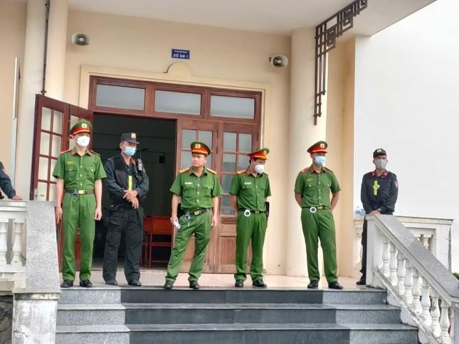 Lực lượng an ninh dày đặc tại phiên toà xét xử ông Lê Tùng Vân và 5 người của “Tịnh thất Bồng Lai” - Ảnh: Báo Tiền Phong Lực lượng an ninh dày đặc tại phiên toà xét xử ông Lê Tùng Vân và 5 người của “Tịnh thất Bồng Lai” - Ảnh: Báo Tiền Phong