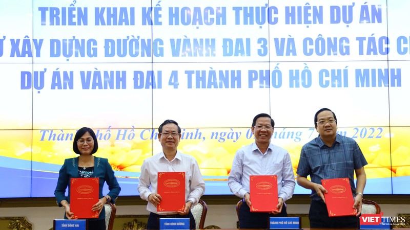 Lãnh đạo 4 địa phương quyết tâm thực hiện dự án đường Vành đai 3 TP.HCM qua việc ký kết phối hợp. Ảnh: Thiệp Hợp