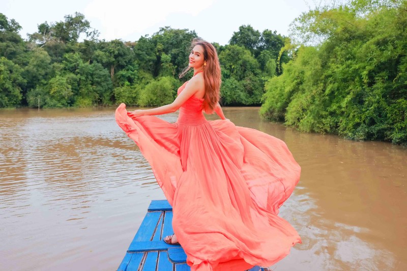 Nàng hậu ghi lại những hình ảnh đẹp lộng lẫy Nàng hậu ghi lại những hình ảnh đẹp lộng lẫy