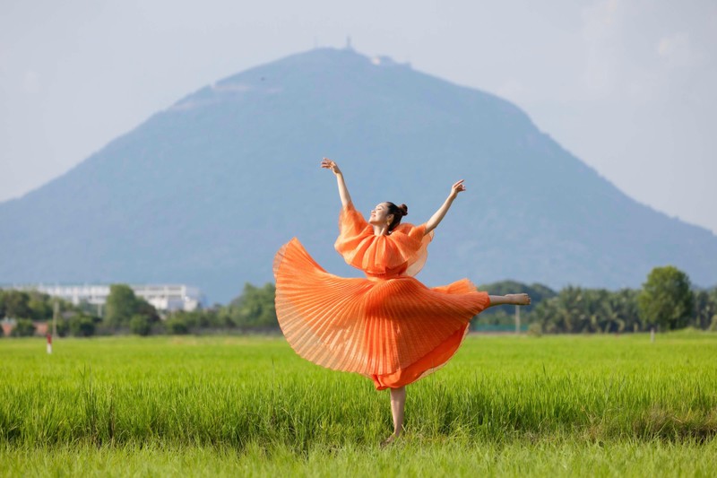Xa xa là núi Bà Đen. Chụp tại cánh đồng phía trước Chùa Gò Kén Xa xa là núi Bà Đen. Chụp tại cánh đồng phía trước Chùa Gò Kén