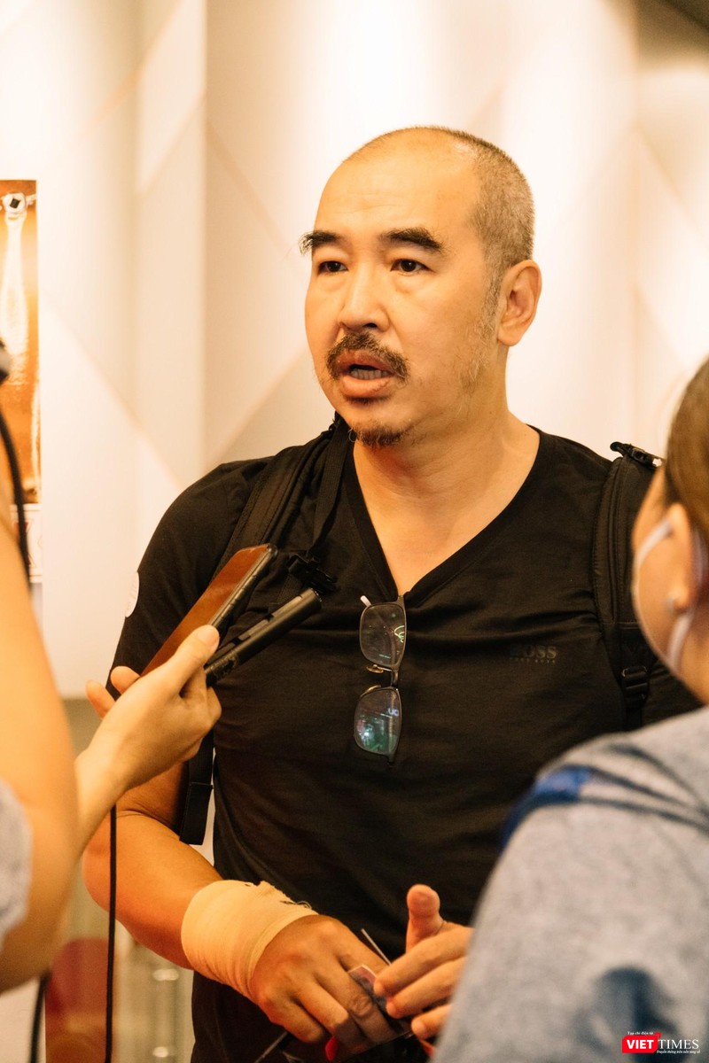 Đạo diễn Bùi Thạc Chuyên chia sẻ: “Tôi nghĩ rằng bộ phim này đã chọn mình" Đạo diễn Bùi Thạc Chuyên chia sẻ: “Tôi nghĩ rằng bộ phim này đã chọn mình"