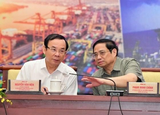 Thủ tướng Phạm Minh Chính trao đổi cùng Bí thư Thành ủy TPHCM Nguyễn Văn Nên tại hội nghị. Ảnh: Việt Dũng