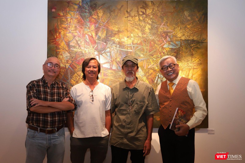 Nhà nghiên cứu mỹ thuật Ngô Kim Khôi và họa sĩ Trần Văn Binh cùng các họa sĩ đồng nghiệp Nhà nghiên cứu mỹ thuật Ngô Kim Khôi và họa sĩ Trần Văn Binh cùng các họa sĩ đồng nghiệp